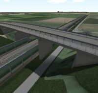 Eine zweispurige Autobrücke mit Fuß- und Radweg führt über zwei Gleise.