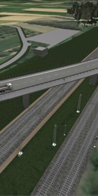 Eine Brücke mit Autos und einem Fahrradweg verläuft schräg über eine viergleisige Zugstrecke.