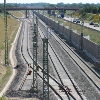 Gleise entlang einer Bundesstraße.