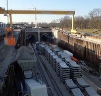 Frontansicht der Baustelle vor dem Tunneleingang.