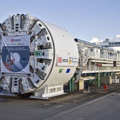 Seitenansicht einer Tunnelvortriebsmaschine.