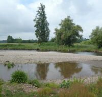 Eine Flussbiegung mit einer Kiesbank.