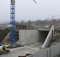 Eingang zum Katzenbergtunnel mit Sonic Boom-Bauwerken und einem Kran.
