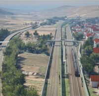 Eine Eisenbahnstrecke mit vier Gleisen durch den Ort Ebringen.