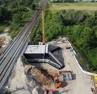 Eine breite Unterführung unter die Bahngleise