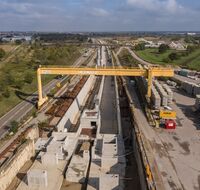 Ein großes Betonbauwerk im Vordergrund und ein langer Tunneleingang im Hintergrund.