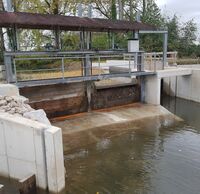 Geschlossene Schleuse mit seitlichem Bachlauf.