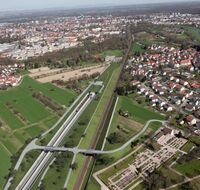 Der Eingang eines Eisenbahntunnels liegt zwischen zwei Dörfern.
