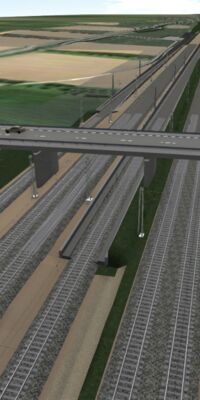 Eine Brücke für Autos führt über sechs Eisenbahnschienen.
