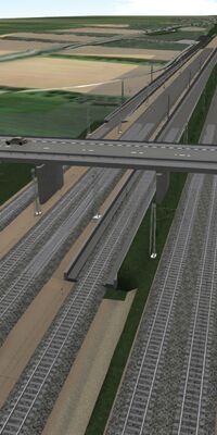 Eine Brücke für Autos führt über sechs Eisenbahnschienen.