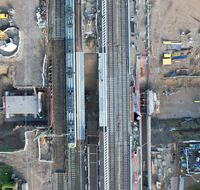 Blick von oben – das östliche Rahmenbauwerk ist seit Anfang August 2022 unter den Gleisen. Das westliche Teil folgte im November 2022.