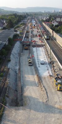 Eine Baustelle an Gleisen sind zu erkennen.