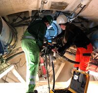 Zwei Arbeiter:innen arbeiten in der Tunnelvortriebsmaschine.