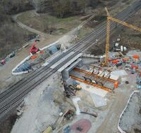 Eine Eisenbahnüberführung über eine Straßenbaustelle.