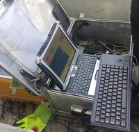 Ein aufgeklappter Laptop mit allerlei Symbolen
