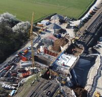 Blick von oben auf eine Baustelle mit Bahnunterführung.