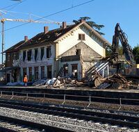 Ein altes Bahnhofgebäubde wird gerade zurückgebaut.