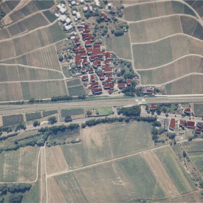 Eine Visualisierung einer künftigen Eisenbahnstrecke aus der Luft. Oben befindet sich der Ort Leutersberg.