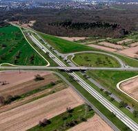 Ein Autobahnkreuz führt über einen Eingang eines Eisenbahntunnels
