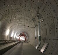 Das Innere des Katzebergtunnels mit leerem Gleisbett.