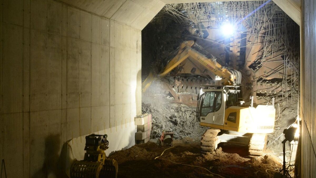 Der Bagger legt das Schneidrad der TVM frei. (Foto: Webcam TVM Schneidrad)