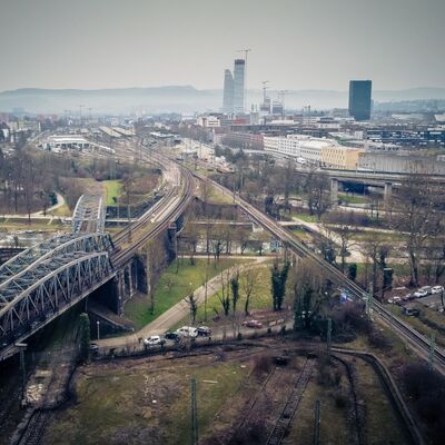 Blick von oben auf ein Netz aus Straßen und Schienen.
