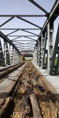 Eine alte Bahnanlage in Basel auf der alte Holzstämme liegen.