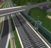 Eine Straße führt über die Gleise.