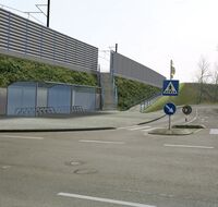 Virtuelle Darstellung eines neuen Zugangs zum Bahnsteig mit Schallschutzwänden.