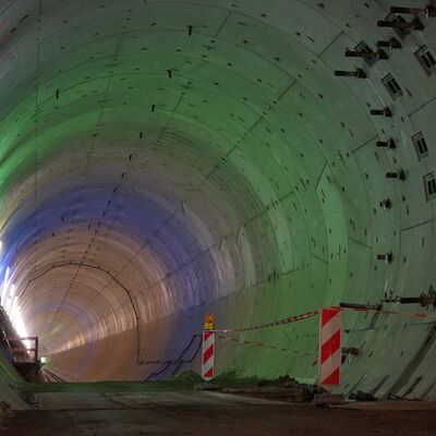Ein Blick in eine mit Betonschalen verkleidete Tunnelröhre.