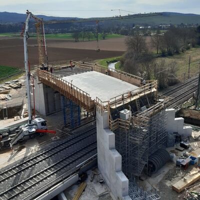 Eine Brückenbaustelle über Bahngleise.