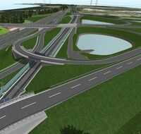 Eine Bahnstrecke führt unter einem Autobahnkreuz hindurch.