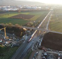 Eine Eisenbahnüberführung an einer Baustelle.