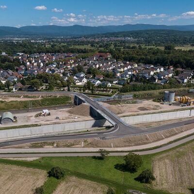 Im Hintergrund ist eine Brücke zu sehen, die neu fertig gestellt wurde.