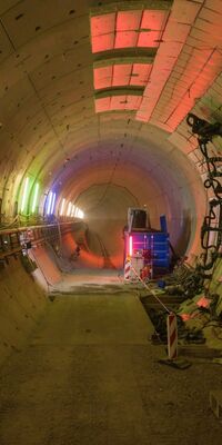Ein Blick in eine beleuchtete Tunnelröhre.