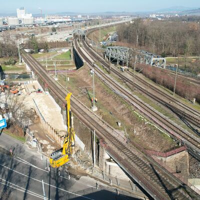 Luftbild einer Brückenbaustelle.