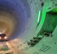 Den Höhenunterschied zwischen Tunnelboden und Querschlag wird künftig der Sohlbeton und die Feste Fahrbahn ausgleichen.