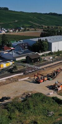 Eine Baustelle für einen Haltepunkt am Dorfrand.