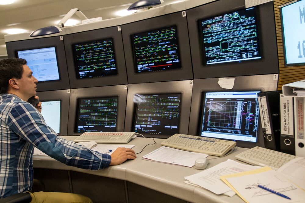 Modernste Technik im elektronischen Stellwerk (Foto: Deutsche Bahn AG/Kai Michael Neuhold) Ein Mann sitzt vor vielen Bildschirmen, die virtuelle Gleisnetze zeigen.