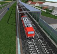 Eine Bahnstrecke an einem Wohngebiet ist mit Schallschutzwänden ausgestattet.