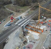 Eine Eisenbahnüberführung über eine Straßenbaustelle.