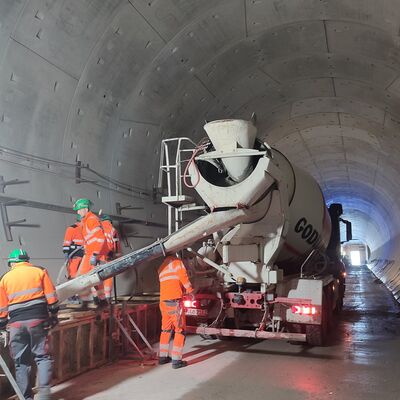 Blick in den Tunnel. Arbeiter befüllen aktuell die Bankette.