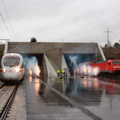 Zwei Züge fahren aus der Tunnelausfahrt des Katzenbergtunnels raus.