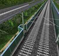 Gleise sind auf beiden Seiten von Schallschutzwänden umgeben.