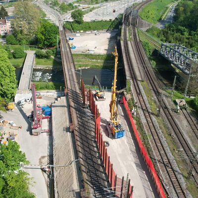 Luftbild einer Brückenbaustelle.