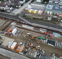Neben den Gleisen ist eine Baustelle.