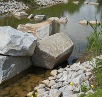 Fluss mit flachen Reihen aus Stein.