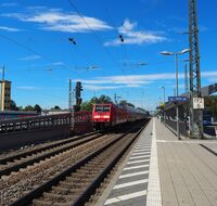 Eine Zugdurchfahrt an einem Bahnhof.