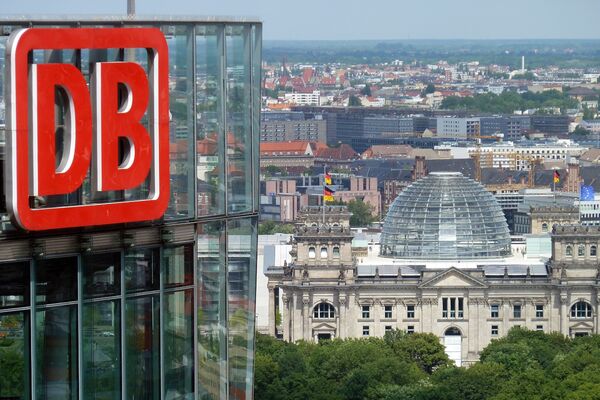 DB-Konzernzentrale und Deutscher Bundestag (Deutsche Bahn AG / Volker Emersleben) Im Vordergrund die DB-Konzernzentrale, im Hintergrund der Deutsche Bundestag