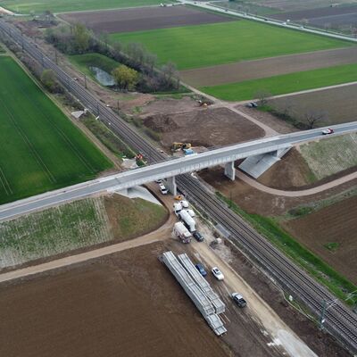 Ein Gleis, über das eine Straßenüberführung führt.